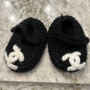CC designer look knit baby Mary Jane booties. 🖤🤍
